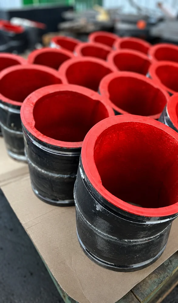 Piezas revestidas en caucho rojo